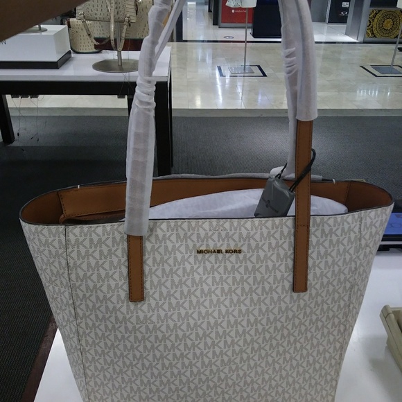 Michael Kors - Picture 4 of 4